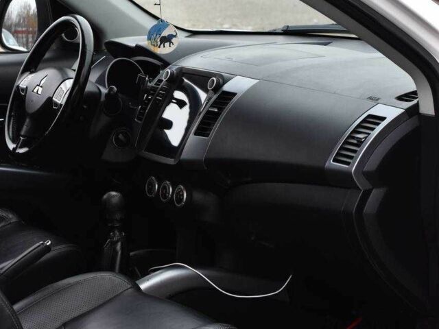 Білий Міцубісі Аутлендер, об'ємом двигуна 2.2 л та пробігом 275 тис. км за 9650 $, фото 14 на Automoto.ua