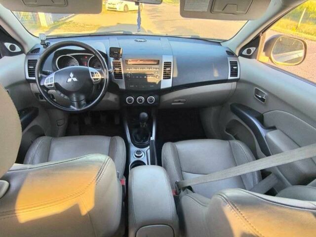 Белый Мицубиси Аутлендер, объемом двигателя 2 л и пробегом 170 тыс. км за 3744 $, фото 16 на Automoto.ua