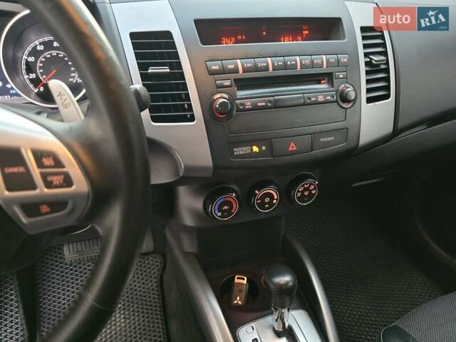 Білий Міцубісі Аутлендер, об'ємом двигуна 2.36 л та пробігом 178 тис. км за 10200 $, фото 21 на Automoto.ua