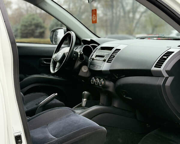 Белый Мицубиси Аутлендер, объемом двигателя 2.36 л и пробегом 260 тыс. км за 10000 $, фото 5 на Automoto.ua