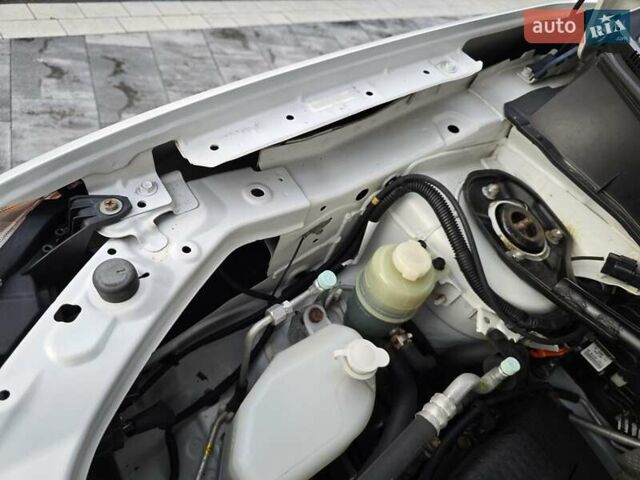 Білий Міцубісі Аутлендер, об'ємом двигуна 2.36 л та пробігом 178 тис. км за 10200 $, фото 43 на Automoto.ua