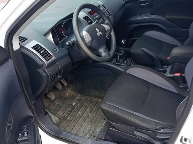 Білий Міцубісі Аутлендер, об'ємом двигуна 2 л та пробігом 240 тис. км за 5900 $, фото 4 на Automoto.ua