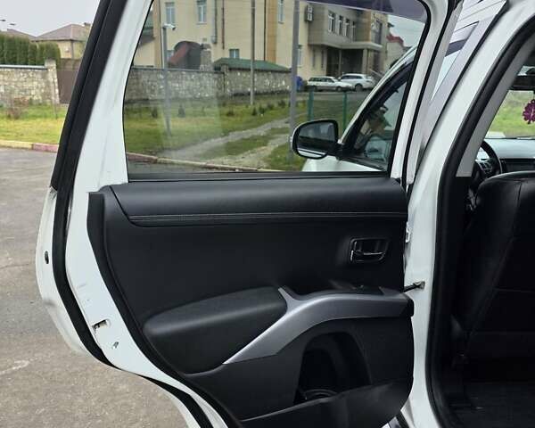 Білий Міцубісі Аутлендер, об'ємом двигуна 2.27 л та пробігом 243 тис. км за 9800 $, фото 17 на Automoto.ua