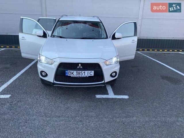 Белый Мицубиси Аутлендер, объемом двигателя 2.2 л и пробегом 260 тыс. км за 11000 $, фото 2 на Automoto.ua