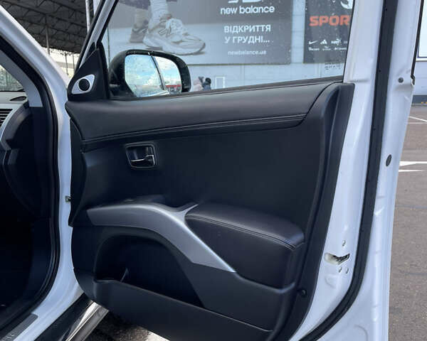 Білий Міцубісі Аутлендер, об'ємом двигуна 2.18 л та пробігом 198 тис. км за 11500 $, фото 31 на Automoto.ua