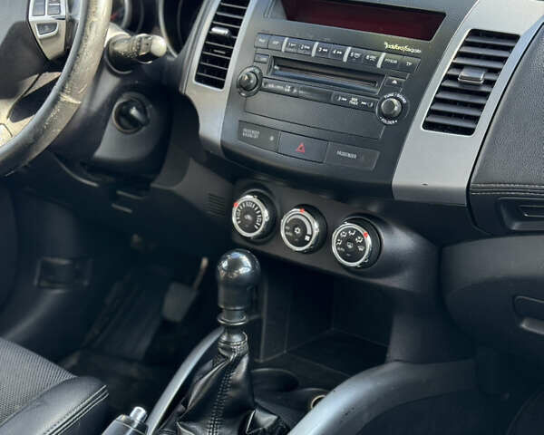 Белый Мицубиси Аутлендер, объемом двигателя 2.18 л и пробегом 271 тыс. км за 8700 $, фото 29 на Automoto.ua