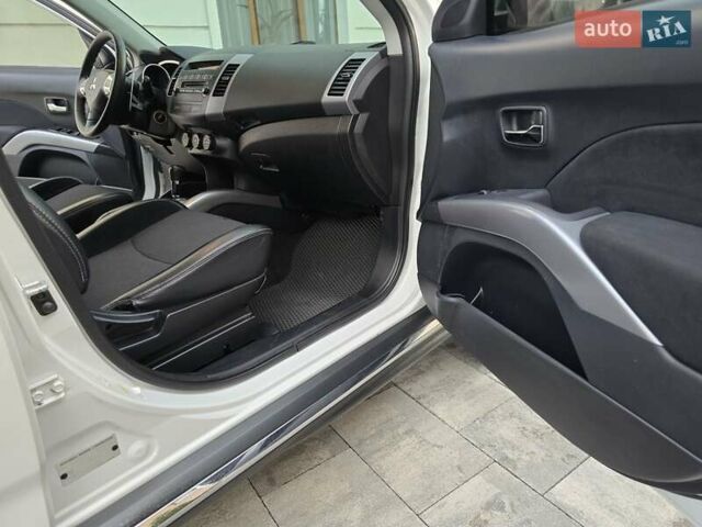 Білий Міцубісі Аутлендер, об'ємом двигуна 2.36 л та пробігом 178 тис. км за 10200 $, фото 29 на Automoto.ua