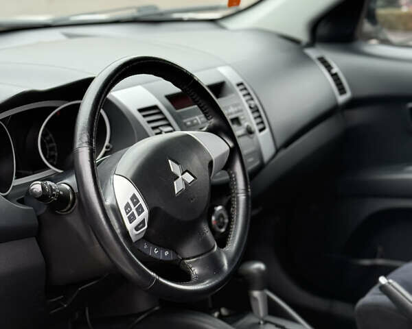 Белый Мицубиси Аутлендер, объемом двигателя 2.36 л и пробегом 260 тыс. км за 10000 $, фото 9 на Automoto.ua