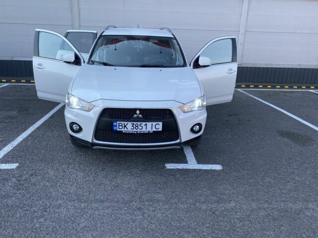 Білий Міцубісі Аутлендер, об'ємом двигуна 2.2 л та пробігом 260 тис. км за 11000 $, фото 3 на Automoto.ua