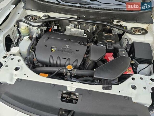 Білий Міцубісі Аутлендер, об'ємом двигуна 2.36 л та пробігом 178 тис. км за 10200 $, фото 44 на Automoto.ua