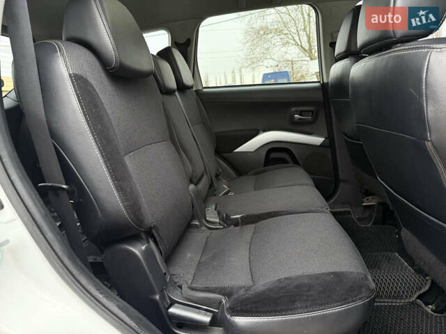 Белый Мицубиси Аутлендер, объемом двигателя 2.18 л и пробегом 227 тыс. км за 9999 $, фото 12 на Automoto.ua