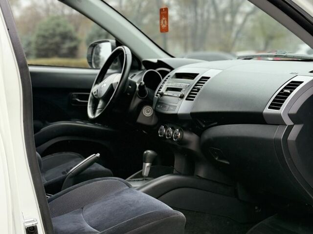 Білий Міцубісі Аутлендер, об'ємом двигуна 2.4 л та пробігом 250 тис. км за 10000 $, фото 6 на Automoto.ua