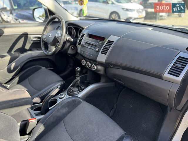 Белый Мицубиси Аутлендер, объемом двигателя 2.18 л и пробегом 271 тыс. км за 8700 $, фото 24 на Automoto.ua