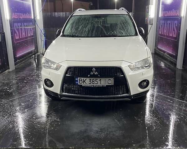 Белый Мицубиси Аутлендер, объемом двигателя 2.2 л и пробегом 260 тыс. км за 11000 $, фото 1 на Automoto.ua
