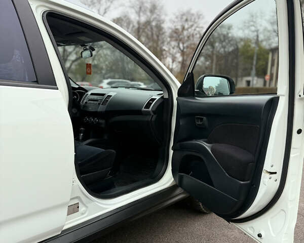 Белый Мицубиси Аутлендер, объемом двигателя 2.36 л и пробегом 260 тыс. км за 10000 $, фото 4 на Automoto.ua