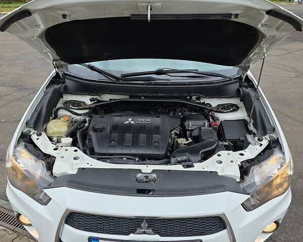 Білий Міцубісі Аутлендер, об'ємом двигуна 2.27 л та пробігом 243 тис. км за 9800 $, фото 8 на Automoto.ua