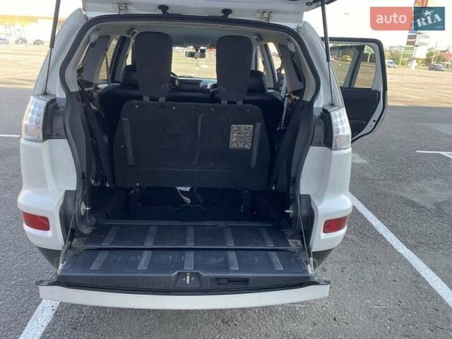 Белый Мицубиси Аутлендер, объемом двигателя 2.2 л и пробегом 260 тыс. км за 11000 $, фото 9 на Automoto.ua