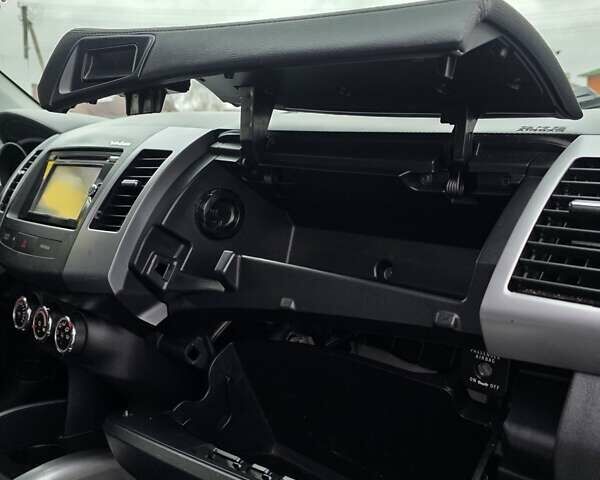 Білий Міцубісі Аутлендер, об'ємом двигуна 2.27 л та пробігом 243 тис. км за 9800 $, фото 34 на Automoto.ua