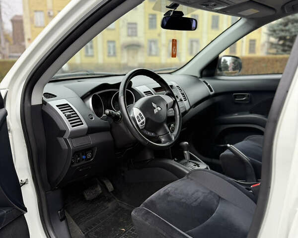 Белый Мицубиси Аутлендер, объемом двигателя 2.36 л и пробегом 260 тыс. км за 10000 $, фото 8 на Automoto.ua