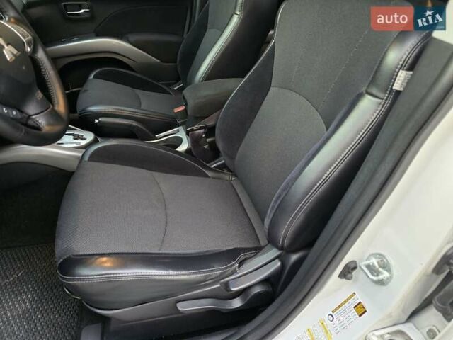 Білий Міцубісі Аутлендер, об'ємом двигуна 2.36 л та пробігом 178 тис. км за 10200 $, фото 19 на Automoto.ua