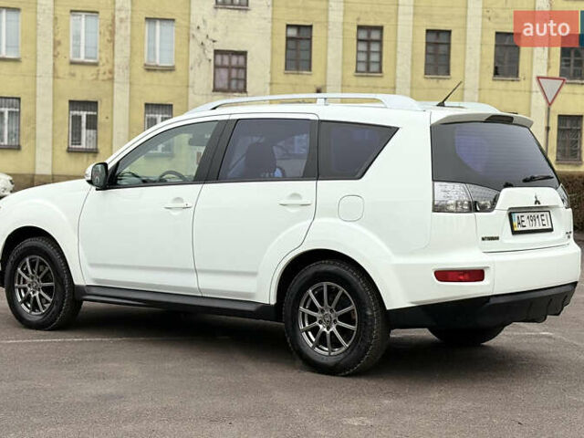 Белый Мицубиси Аутлендер, объемом двигателя 2.36 л и пробегом 260 тыс. км за 10000 $, фото 3 на Automoto.ua
