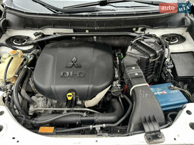 Белый Мицубиси Аутлендер, объемом двигателя 2.2 л и пробегом 266 тыс. км за 9300 $, фото 21 на Automoto.ua