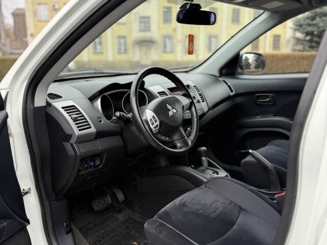 Білий Міцубісі Аутлендер, об'ємом двигуна 2.4 л та пробігом 250 тис. км за 10000 $, фото 5 на Automoto.ua