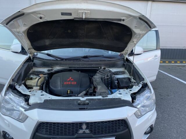 Білий Міцубісі Аутлендер, об'ємом двигуна 2.2 л та пробігом 260 тис. км за 11000 $, фото 6 на Automoto.ua