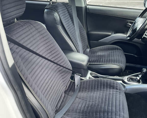 Білий Міцубісі Аутлендер, об'ємом двигуна 2.18 л та пробігом 198 тис. км за 11500 $, фото 35 на Automoto.ua