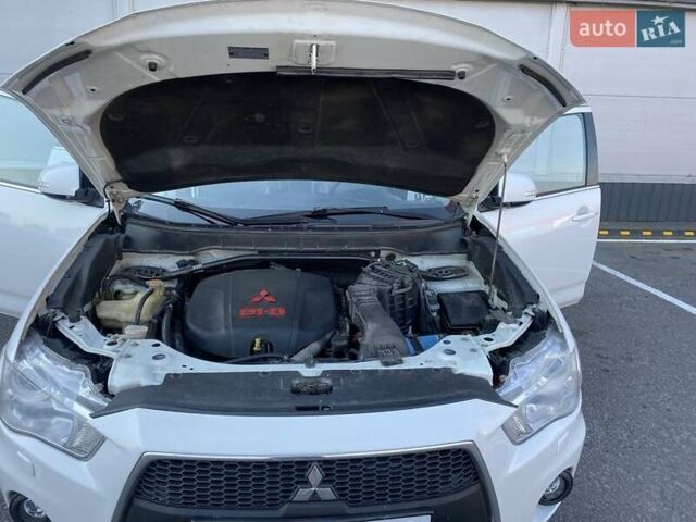 Белый Мицубиси Аутлендер, объемом двигателя 2.2 л и пробегом 260 тыс. км за 11000 $, фото 5 на Automoto.ua