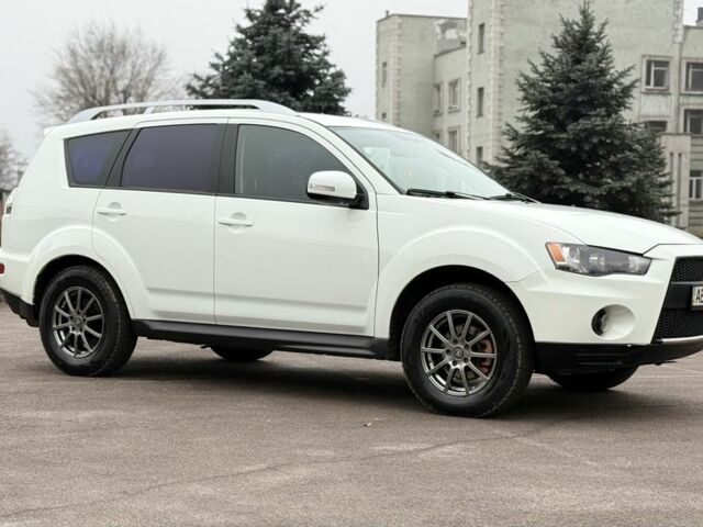 Білий Міцубісі Аутлендер, об'ємом двигуна 2.4 л та пробігом 250 тис. км за 10000 $, фото 1 на Automoto.ua