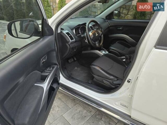 Білий Міцубісі Аутлендер, об'ємом двигуна 2.36 л та пробігом 178 тис. км за 10200 $, фото 13 на Automoto.ua