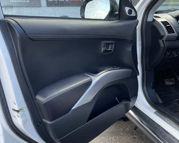 Білий Міцубісі Аутлендер, об'ємом двигуна 2.18 л та пробігом 198 тис. км за 11500 $, фото 34 на Automoto.ua