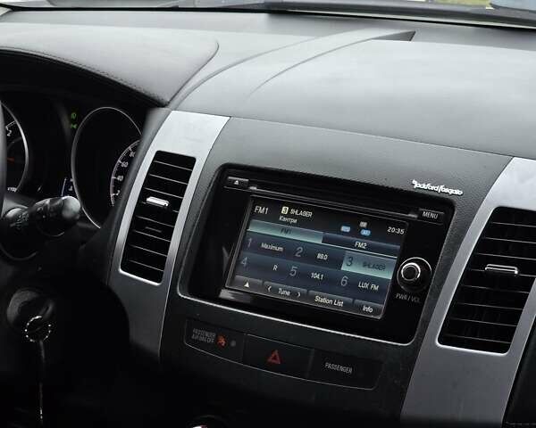 Білий Міцубісі Аутлендер, об'ємом двигуна 2.27 л та пробігом 243 тис. км за 9800 $, фото 25 на Automoto.ua