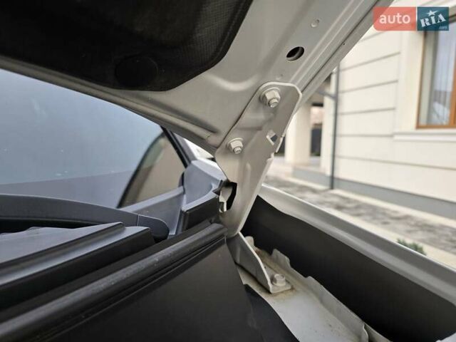 Білий Міцубісі Аутлендер, об'ємом двигуна 2.36 л та пробігом 178 тис. км за 10200 $, фото 41 на Automoto.ua