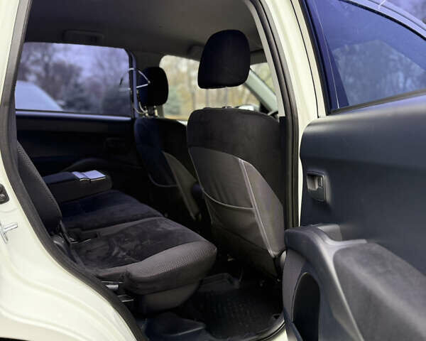 Белый Мицубиси Аутлендер, объемом двигателя 2.36 л и пробегом 260 тыс. км за 10000 $, фото 7 на Automoto.ua