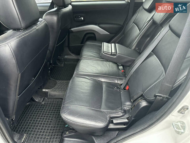 Белый Мицубиси Аутлендер, объемом двигателя 2.2 л и пробегом 266 тыс. км за 9300 $, фото 14 на Automoto.ua