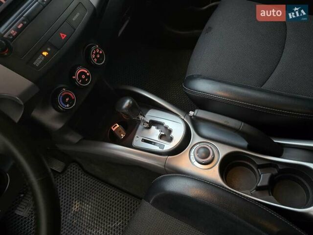 Білий Міцубісі Аутлендер, об'ємом двигуна 2.36 л та пробігом 178 тис. км за 10200 $, фото 20 на Automoto.ua