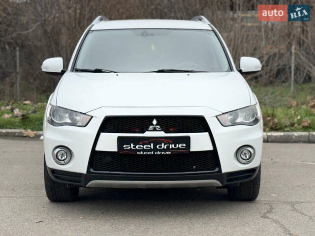 Белый Мицубиси Аутлендер, объемом двигателя 2.18 л и пробегом 227 тыс. км за 9999 $, фото 1 на Automoto.ua