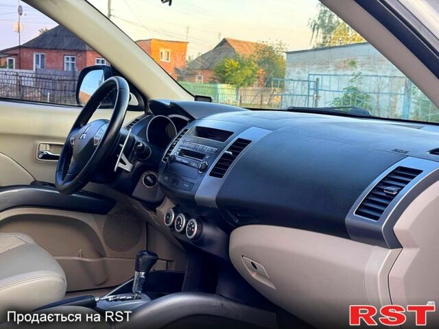 Білий Міцубісі Аутлендер, об'ємом двигуна 2.4 л та пробігом 173 тис. км за 9450 $, фото 5 на Automoto.ua