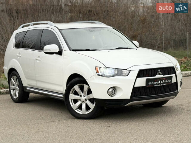 Белый Мицубиси Аутлендер, объемом двигателя 2.18 л и пробегом 227 тыс. км за 9999 $, фото 2 на Automoto.ua
