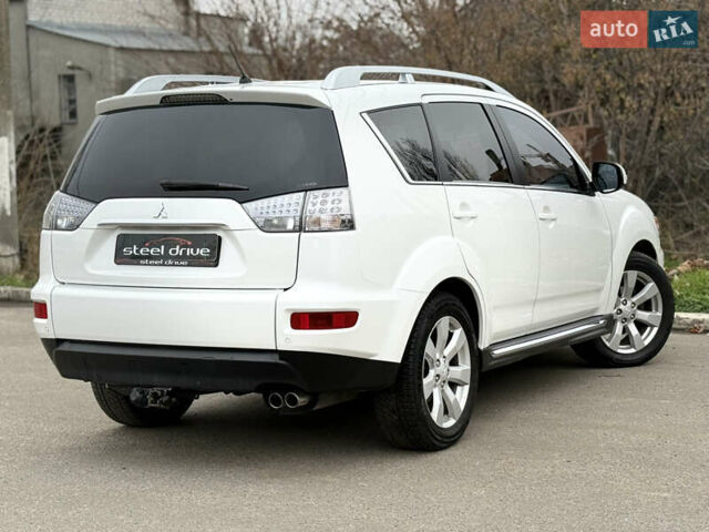 Белый Мицубиси Аутлендер, объемом двигателя 2.18 л и пробегом 227 тыс. км за 9999 $, фото 4 на Automoto.ua