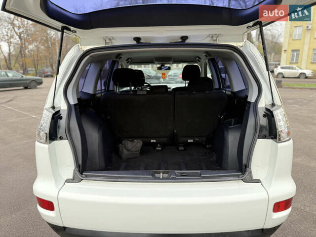 Белый Мицубиси Аутлендер, объемом двигателя 2.36 л и пробегом 260 тыс. км за 10000 $, фото 10 на Automoto.ua