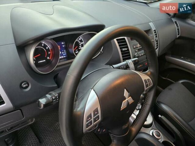Білий Міцубісі Аутлендер, об'ємом двигуна 2.36 л та пробігом 178 тис. км за 10200 $, фото 17 на Automoto.ua