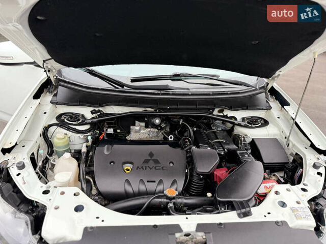 Белый Мицубиси Аутлендер, объемом двигателя 2.36 л и пробегом 260 тыс. км за 10000 $, фото 11 на Automoto.ua