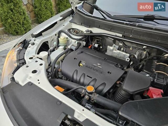 Білий Міцубісі Аутлендер, об'ємом двигуна 2.36 л та пробігом 178 тис. км за 10200 $, фото 40 на Automoto.ua