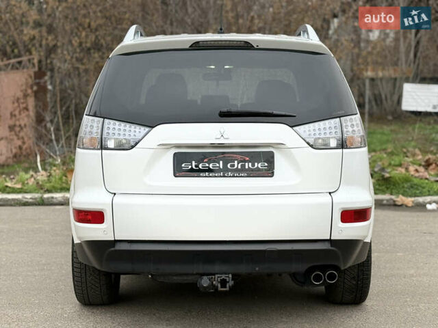 Белый Мицубиси Аутлендер, объемом двигателя 2.18 л и пробегом 227 тыс. км за 9999 $, фото 5 на Automoto.ua