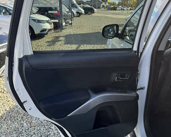 Белый Мицубиси Аутлендер, объемом двигателя 2.18 л и пробегом 271 тыс. км за 8700 $, фото 17 на Automoto.ua