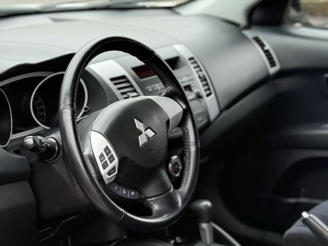 Білий Міцубісі Аутлендер, об'ємом двигуна 2.4 л та пробігом 250 тис. км за 10000 $, фото 4 на Automoto.ua