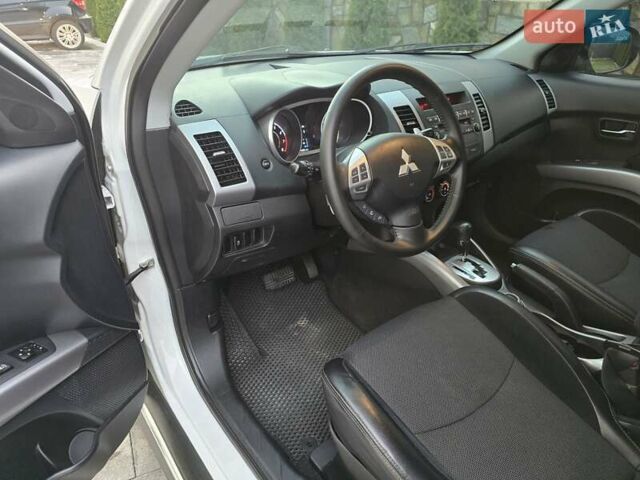 Білий Міцубісі Аутлендер, об'ємом двигуна 2.36 л та пробігом 178 тис. км за 10200 $, фото 14 на Automoto.ua